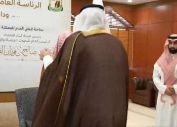 تقبيل الأمير فيصل لرأس سماحة المفتي