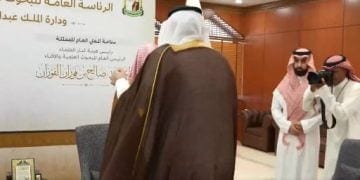 تقبيل الأمير فيصل لرأس سماحة المفتي