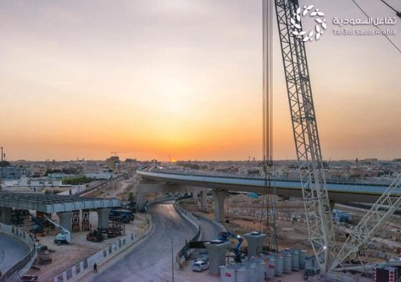 أعمال إنشائية متقدمة في مشروع جسر طريق الثمامة
