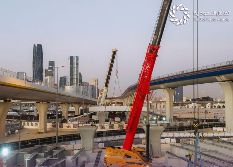 أعمال إنشائية متقدمة في مشروع جسر طريق الثمامة.