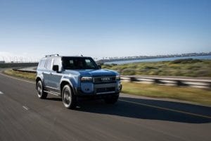 الأداء القوي على الطريق لسيارة تويوتا لاندكروزر GXR3 2026