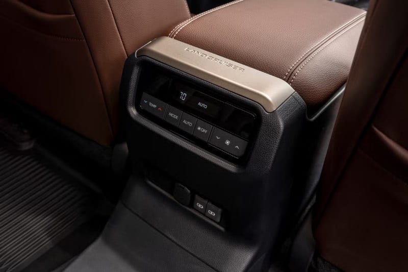 فتحة التكييف في الجزء الخلفي من سيارة تويوتا لاندكروزر GXR3 2026