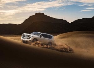 تويوتا لاندكروزر VX 2025 مفخرة الأرض تخترق الصحراء