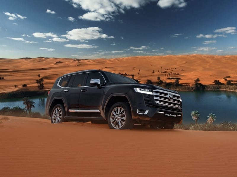 قدرات تويوتا لاندكروزر GXR3 2025 في البر والصحراء