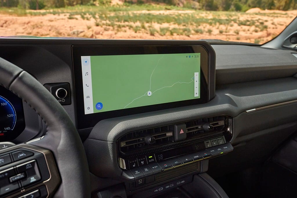 الشاشة المركزية في سيارة تويوتا لاندكروزر GXR4 2025