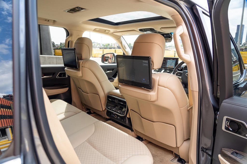 الشاشات الخلفية في سيارة تويوتا لاندكروزر GXR4 2025