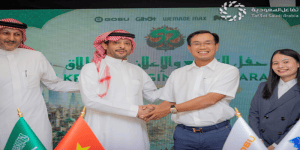 ثو تاي مساعدة المشروع وجو لي رئيس مجلس ادارة شركة GOSU والاستاذ ذغش القحطاني والمهندس أديب آل هرهره