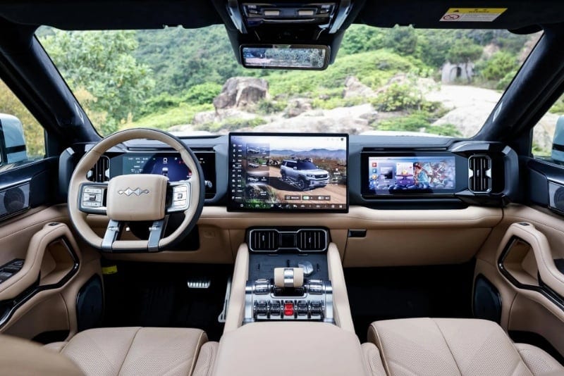 الشاشات الثلاثية في مقصورة دينزا بي 8 هايبرد 2027 Denza B8 PHEV
