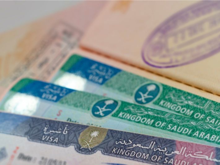 رسوم تمديد تأشيرة خروج وعودة.. قيمة الرسوم المعتمدة