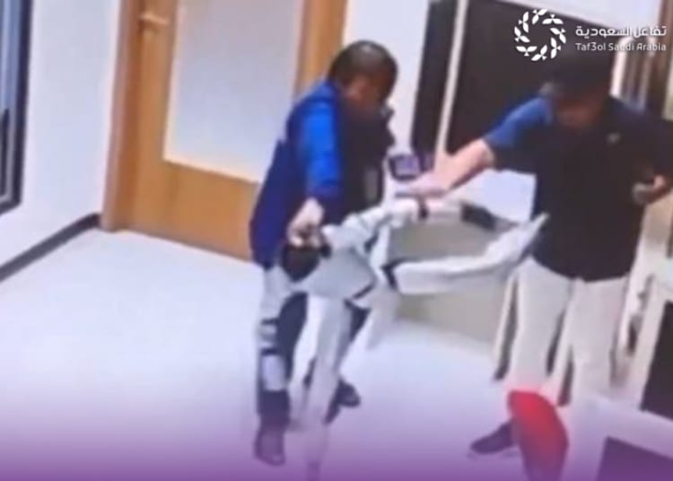روبوت يضرب الموظفين