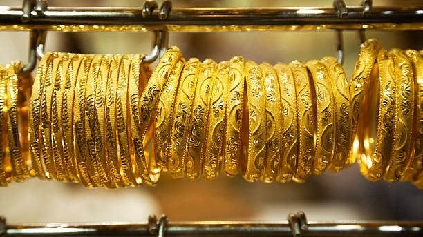 سعر الذهب عيار 24 يرتفع في السوق السعودية
