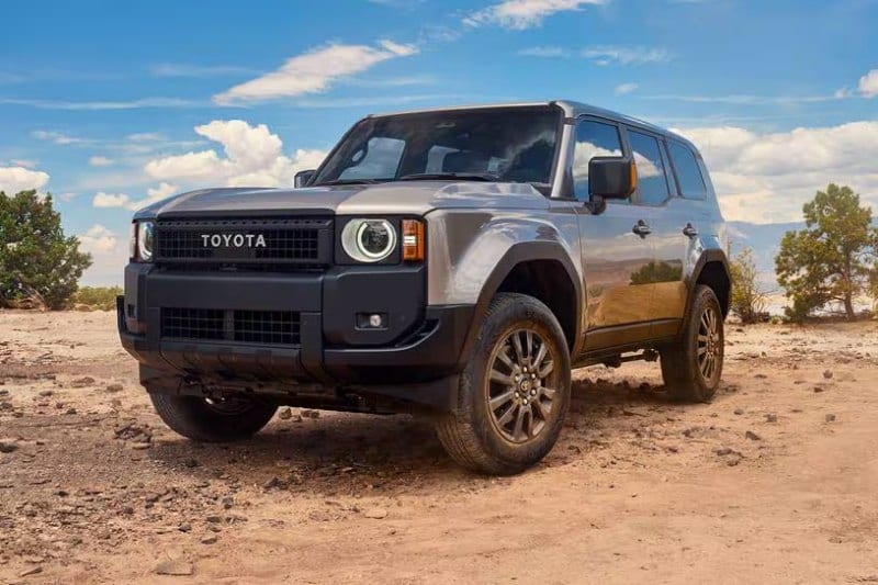 نزول سيارة تويوتا لاندكروزر GXR1 2026 من تل رملي منحدر