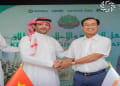 ثو تاي مساعدة المشروع وجو لي رئيس مجلس ادارة شركة GOSU والاستاذ ذغش القحطاني والمهندس أديب آل هرهره
