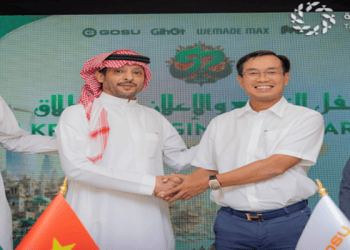 ثو تاي مساعدة المشروع وجو لي رئيس مجلس ادارة شركة GOSU والاستاذ ذغش القحطاني والمهندس أديب آل هرهره