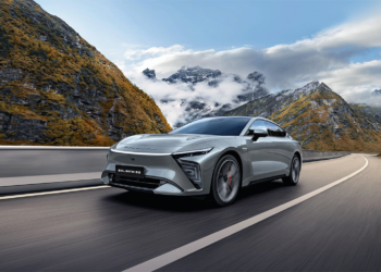 السيارة RX PHEV تذهل الجميع في ظهورها الأول حيث يعد دخول نموذج EXEED 2.0 المنتظر بداية عهد جديد في التنقل الأخضر.