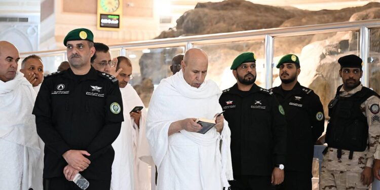 الرئيس الموريتاني يؤدي مناسك العمرة
