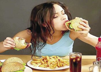 أوضح بروفيسور فسيولوجيا الجهد البدني الدكتور محمد الأحمدي، الآثار السلبية للأكل بسرعة. حيث قال خلال حديثه في برنامج "من السعودية، إن السرعة في تناول الطعام تؤدي إلى الكثير من الأضرار والآثار السلبية على الجسم. وأضاف أن هذه السرعة تؤدي إلى وجود ضغط على البنكرياس وانتفاخات في المعدة، وإصابات حادة في الكلية. وأشار إلى أن الأمر قد يتطور إلى الإصابة بالفشل الكلوي الحاد، مشيرا إلى بقاء أحد الأشخاص في المستشفى لمدة 5 أيام بسبب مشاركته في إحدى مسابقات الأكل السريع.