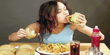 أوضح بروفيسور فسيولوجيا الجهد البدني الدكتور محمد الأحمدي، الآثار السلبية للأكل بسرعة. حيث قال خلال حديثه في برنامج "من السعودية، إن السرعة في تناول الطعام تؤدي إلى الكثير من الأضرار والآثار السلبية على الجسم. وأضاف أن هذه السرعة تؤدي إلى وجود ضغط على البنكرياس وانتفاخات في المعدة، وإصابات حادة في الكلية. وأشار إلى أن الأمر قد يتطور إلى الإصابة بالفشل الكلوي الحاد، مشيرا إلى بقاء أحد الأشخاص في المستشفى لمدة 5 أيام بسبب مشاركته في إحدى مسابقات الأكل السريع.