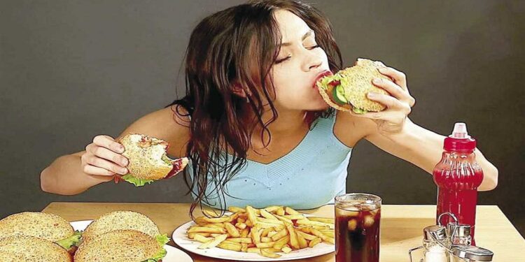 أوضح بروفيسور فسيولوجيا الجهد البدني الدكتور محمد الأحمدي، الآثار السلبية للأكل بسرعة. حيث قال خلال حديثه في برنامج "من السعودية، إن السرعة في تناول الطعام تؤدي إلى الكثير من الأضرار والآثار السلبية على الجسم. وأضاف أن هذه السرعة تؤدي إلى وجود ضغط على البنكرياس وانتفاخات في المعدة، وإصابات حادة في الكلية. وأشار إلى أن الأمر قد يتطور إلى الإصابة بالفشل الكلوي الحاد، مشيرا إلى بقاء أحد الأشخاص في المستشفى لمدة 5 أيام بسبب مشاركته في إحدى مسابقات الأكل السريع.