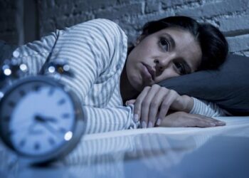 دراسة: النوم غير المنتظم قد يكون عرضة للإصابة بنوبة قلبية أو سكتة دماغية