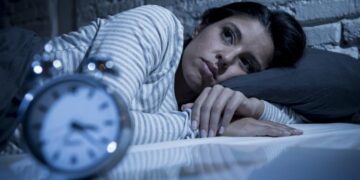 دراسة: النوم غير المنتظم قد يكون عرضة للإصابة بنوبة قلبية أو سكتة دماغية