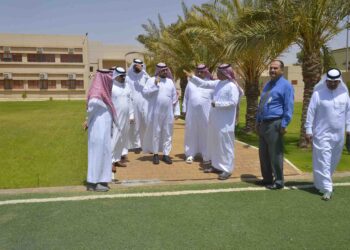 أمير الحدود الشمالية يهنئ مدرسة التميز العلمي بطريف لفوزها بجائزة التميز الوطني