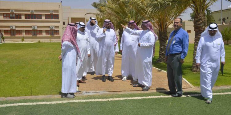 أمير الحدود الشمالية يهنئ مدرسة التميز العلمي بطريف لفوزها بجائزة التميز الوطني