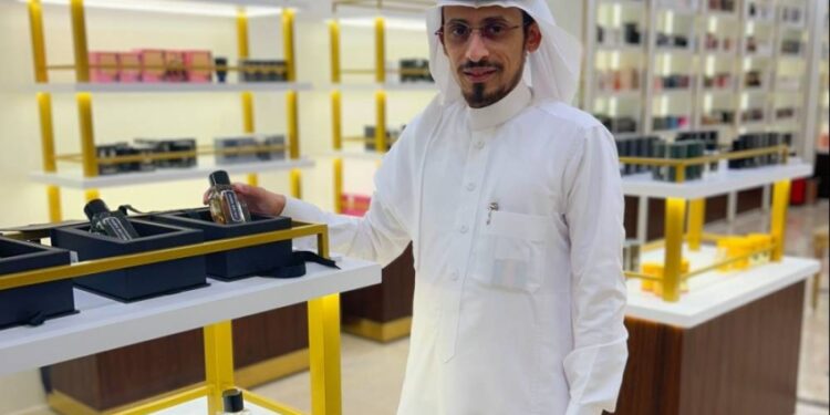 “التجارة” تضبط مستودعًا للغش في العطور.. وتصادر 500 ألف عبوة و600 لتر مواد عطرية مجهولة المصدر