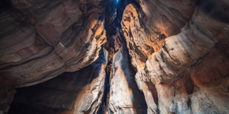 المغارات بـ "صحراء حسمى" غرب تبوك .. دفء مستدام في أحضان الطبيعة