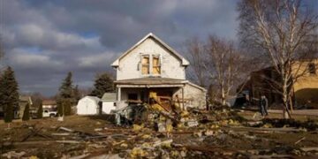 السلطات الفلبينية تجلي أكثر من 250 ألف شخص استعدادًا لإعصار “مان-يي”