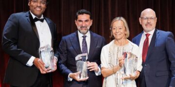 محافظ صندوق الاستثمارات العامة يتسلم جائزة أيزنهاور للتحول العالمي