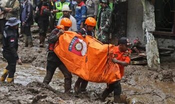 انهيارات أرضية في سومطرة الإندونيسية تتسبب في وفاة 27 شخصا