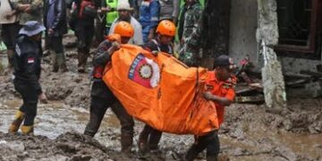 انهيارات أرضية في سومطرة الإندونيسية تتسبب في وفاة 27 شخصا