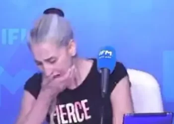 مذيعة تونسية تتعرض لوعكة صحية مفاجئة على الهواء وتجهش بالبكاء (فيديو)