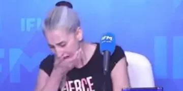 مذيعة تونسية تتعرض لوعكة صحية مفاجئة على الهواء وتجهش بالبكاء (فيديو)