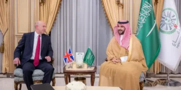 وزير الدفاع السعودي يبحث مع نظيره البريطاني تحديات المنطقة