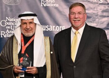 الربيعة يتسلم جائزة القيادة العالمية في مجال الصحة والإنسانية