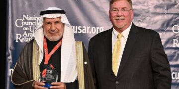 الربيعة يتسلم جائزة القيادة العالمية في مجال الصحة والإنسانية