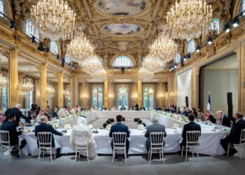 ماكرون يلتقي برجال أعمال سعوديين لتعزيز الاستثمارات بين البلدين