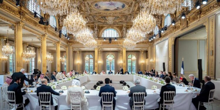 ماكرون يلتقي برجال أعمال سعوديين لتعزيز الاستثمارات بين البلدين