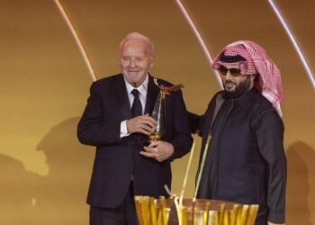 عرض موسيقي لنجم السينما العالمية أنتوني هوبكنز في «موسم الرياض»