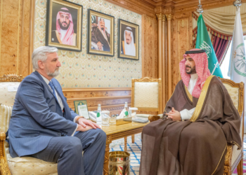 وزير الدفاع السعودي يستعرض علاقات البلدين مع حاكم ولاية إنديانا الأميركية