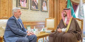 وزير الدفاع السعودي يستعرض علاقات البلدين مع حاكم ولاية إنديانا الأميركية