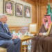 وزير الدفاع السعودي يستعرض علاقات البلدين مع حاكم ولاية إنديانا الأميركية