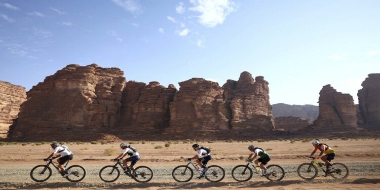 «ألعاب نيوم الشاطئية»: 242 دراجاً يُنهون سباق تيتان الصحراوي