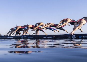 ألف سباح يلفتون الأنظار في خليج «نيوم»