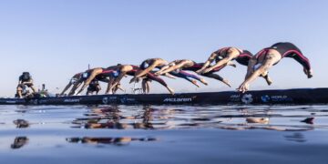 ألف سباح يلفتون الأنظار في خليج «نيوم»