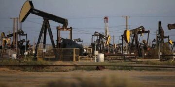محللان: سعر النفط أدنى من قيمته الحقيقية
