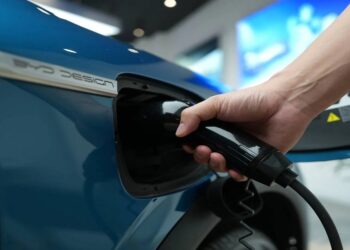 «بي واي دي»... قصة سيارات كهربائية بدأت ببطارية هاتف