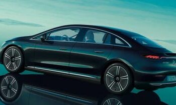 ثورة في عالم السيارات.. مرسيدس تخطط لاستخدام الطاقة الشمسية لتشغيل المركبات الكهربائية